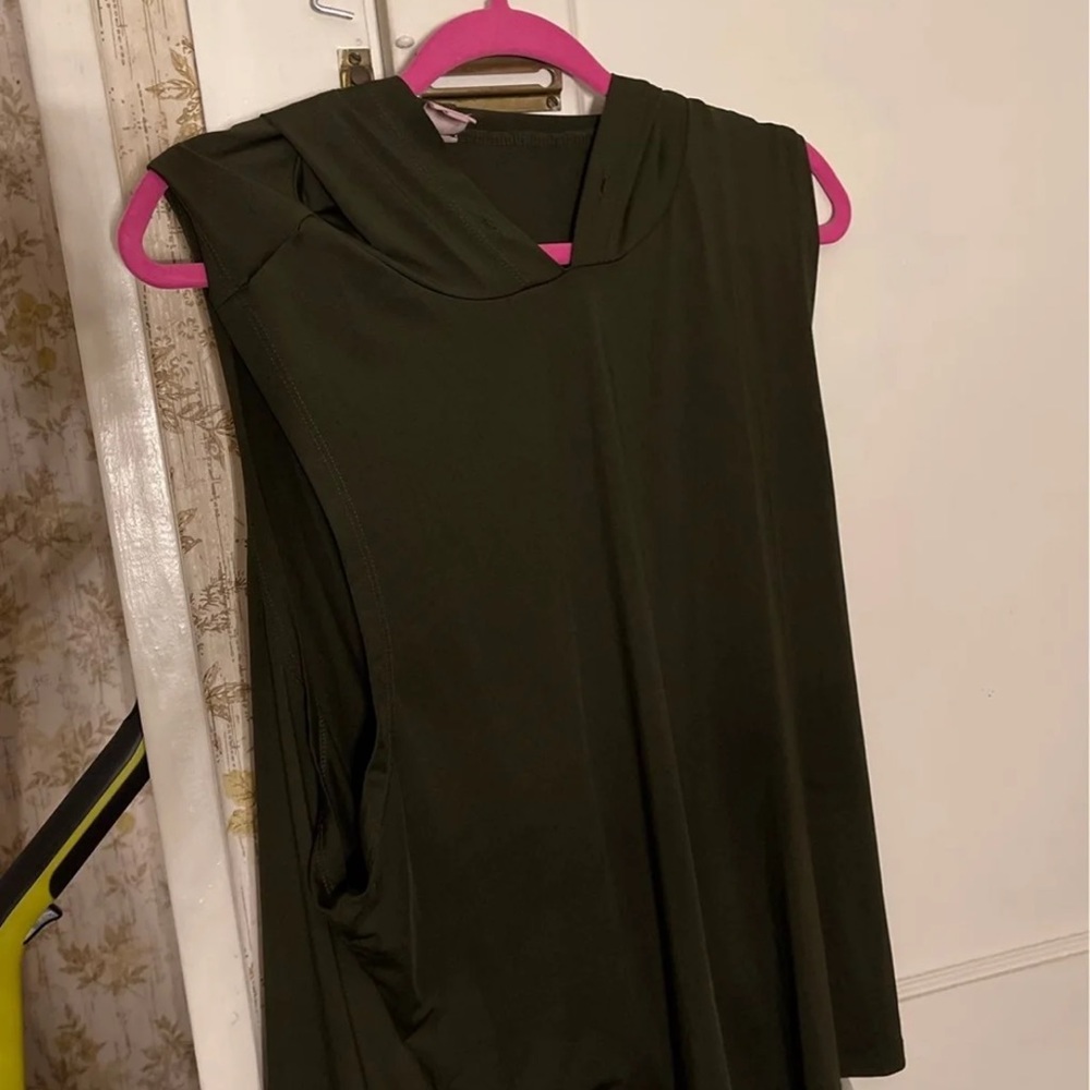 Workout tops - Picture 3 of 5